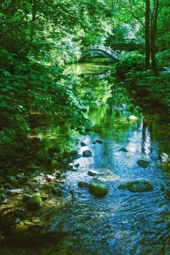 逃离废弃的建筑