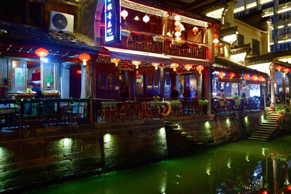 八旬老人寒冬迷路街头，城管暖心护送老人回家